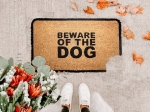 ALFOMBRA ENTRADA FELPUDO COCO SELECTA DISEÑO BEWARE OF THE DOG  MEDIDAS 40 X 60 COD. 185178