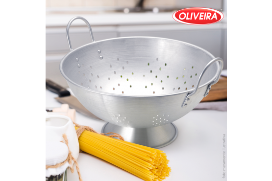 Colador Pastas Aluminio con Base Marca OLIVEIRA. Medidas; 30 cms. diámetro x 18 cms. de alto Cod. OL1576